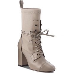 Botki STUART WEITZMAN - Veruka YL53498 Seal Tendre. Brązowe kozaki damskie Stuart Weitzman, ze skóry, bez obcasa, na obcasie. W wyprzedaży za 1,459.00 zł.