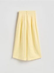 Lniane spodnie z zakładkami - jasnożółty. Żółte spodnie materiałowe damskie Reserved, l, bez wzorów. Za 169.99 zł.