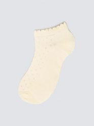 Stopki damskie z ozdobną falbanką z wiskozy białe Casandra 100. Białe skarpety damskie Big Star, w ażurowe wzory, z wiskozy. Za 19.99 zł.