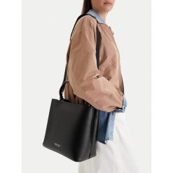 Torebka Nine West. Czarne torebki do ręki damskie Nine West, z aplikacjami, klasyczne, bez dodatków. Za 199.99 zł.