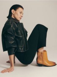 Skórzane botki na obcasie - brązowy. Brązowe botki damskie Reserved, ze skóry, bez obcasa, na obcasie, bez zapięcia. W wyprzedaży za 159.99 zł.