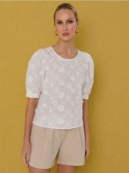 Bawełniana koszulowa bluzka z haftowanymi kwiatami - biały. Białe bluzki damskie Sinsay, l, bez wzorów, z bawełny, bez kołnierzyka, bez ramiączek. Za 49.99 zł.