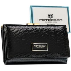 Portfel damski w czarnym kolorze zamykany na zatrzask i bigiel - Peterson. Czarne portfele damskie Peterson, bez wzorów, ze skóry ekologicznej. Za 77.99 zł.