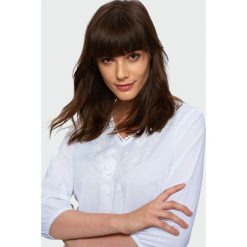 Elegancka biała bluzka. Bluzki damskie marki Greenpoint. Za 49.99 zł.