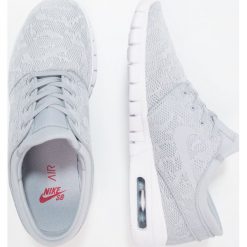 Nike SB STEFAN JANOSKI MAX Tenisówki i Trampki wolf grey/university red. Trampki męskie Nike SB, z materiału. W wyprzedaży za 449.10 zł.