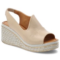 Sandały damskie Artiker, cholewka ze skóry naturalnej licowej wsuwany fason elastyczna wstawka przy pięcie, beżowe, 58C2039. Brązowe klapki damskie Artiker, bez wzorów, ze skóry, bez obcasa, na koturnie, bez zapięcia. Za 269.00 zł.