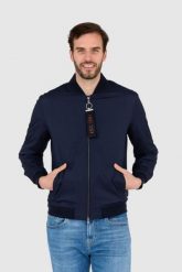 GUESS Granatowa męska kurtka wiatrówka, Rozmiar XL. Niebieskie kurtki męskie Guess, m, z aplikacjami, bez kaptura. W wyprzedaży za 647.99 zł.