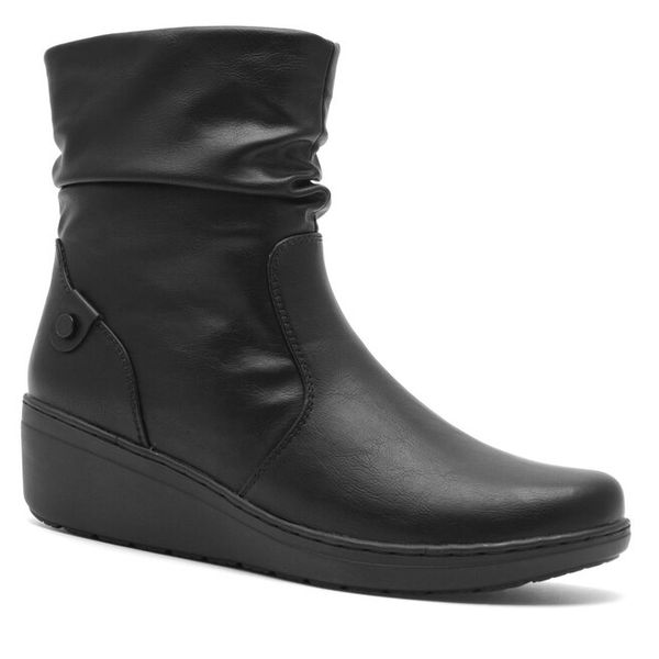 Botki Clara Barson. Czarne botki damskie Clara Barson, bez obcasa, na koturnie, bez zapięcia. Za 159.99 zł.