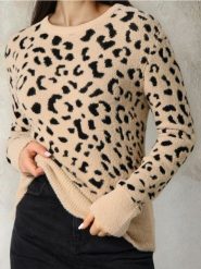 Sweter ze wzorem w panterkę - wielobarwny. Swetry damskie Sinsay, l, bez wzorów, bez kołnierzyka, bez ramiączek, bez kaptura. Za 69.99 zł.
