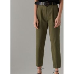 Spodnie carrot fit z paskiem - Khaki. Spodnie materiałowe damskie marki Mohito. Za 149.99 zł.