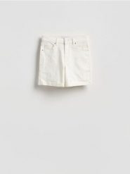 Jeansowe szorty z podwiniętą nogawką - biały. Białe szorty damskie Reserved, bez wzorów, z bawełny. Za 89.99 zł.