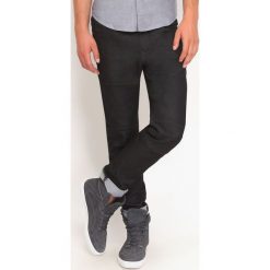 SPODNIE DŁUGIE MĘSKIE. Spodnie materiałowe męskie marki TOP SECRET. W wyprzedaży za 49.99 zł.