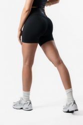 Damskie szorty bezszwowe Reform z wysokim stanem i scrunch – czarny. Czarne szorty sportowe damskie AESTHETIC WOLF, m, bez wzorów, z dzianiny, z podwyższonym stanem, do biegania. Za 159.99 zł.