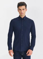 PAKO LORENTE – Granatowa koszula męska. Koszule męskie Pako Lorente, l, bez wzorów, z elastanu, klasyczne, bez kołnierzyka, bez ramiączek. Za 299.99 zł.