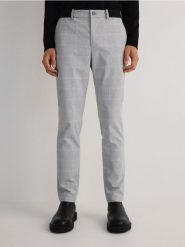 Spodnie chino slim w kratę - jasnoszary. Szare spodnie materiałowe męskie Reserved, bez wzorów, z tkaniny. W wyprzedaży za 59.99 zł.