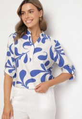Niebiesko-Biała Koszulowa Bluzka z Wiskozy w Roślinny Wzór z Dekoltem w Serek Koladoretia. Niebieskie bluzki damskie Born2be, m, bez wzorów, z jeansu, eleganckie, bez kołnierzyka, bez ramiączek. Za 59.99 zł.