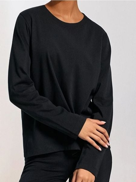 Koszulka basic z długimi rękawami - czarny. Czarne t-shirty damskie Sinsay, l, bez wzorów, bez kołnierzyka. Za 25.99 zł.