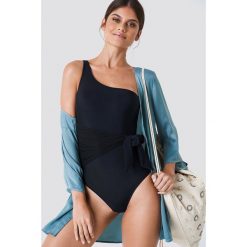 Trendyol Kostium kąpielowy na jedno ramię z wiązaniem - Black. Czarne kostiumy jednoczęściowe damskie Trendyol. Za 80.95 zł.