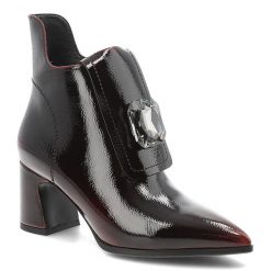 Botki damskie D&A by S.Barski o eleganckim fasonie z lakierowaną cholewką ozdobnym kryształem i stabilnym obcasem typu słupek bordowe, MR62-9062 Burg. Czerwone kozaki damskie S.BARSKI, z lakierowanej skóry, bez obcasa, na obcasie. Za 249.00 zł.