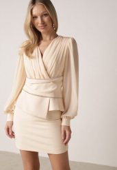 Beżowa Bluzka Kopertowa VICES z Dekoltem V Bufiastymi Rękawkami i Zaakcentowanymi Ramionami Tine. Brązowe bluzki damskie Born2be, l, bez wzorów, z jeansu, eleganckie, bez kołnierzyka, bez ramiączek. Za 159.99 zł.