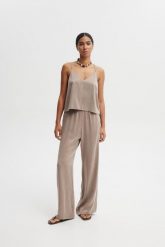 SPODNIE LEXI BEŻOWE XL - Flawless. Brązowe spodnie materiałowe damskie Flawless, xl, bez wzorów, z materiału, z podwyższonym stanem. Za 439.00 zł.
