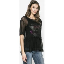 Guess Jeans - Top Fabulux. Czarne topy damskie Guess Jeans, z aplikacjami, z elastanu, z okrągłym kołnierzem, z krótkim rękawem. W wyprzedaży za 229.90 zł.