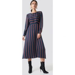 NA-KD Trend Sukienka midi w paski - Navy. Niebieskie sukienki damskie NA-KD Trend, w paski, z poliesteru, z długim rękawem. Za 181.95 zł.