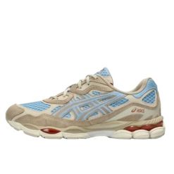 Buty do chodzenia dla dorosłych ASICS Gel-NYC Harbor Blue Wood Crepe. Niebieskie obuwie sportowe damskie Asics, bez wzorów, ze skóry, trekkingowe. Za 717.60 zł.