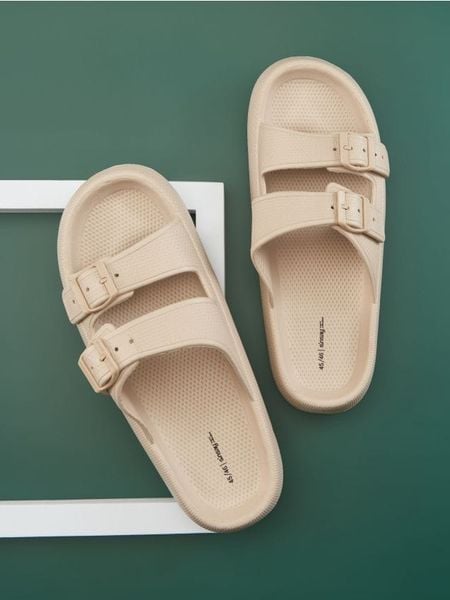 Klapki - beżowy. Brązowe klapki męskie Sinsay. Za 49.99 zł.