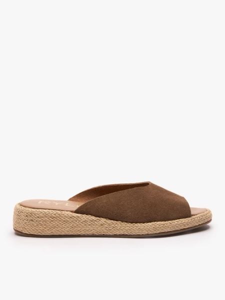 Brązowe zabudowane klapki ze skóry welurowej. Brązowe klapki damskie Ryłko, bez wzorów, ze skóry, eleganckie, bez obcasa, na koturnie. Za 329.99 zł.