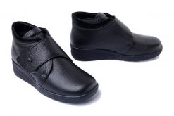 COMFORTABEL 990557-01 schwarz, botki damskie. Czarne botki damskie Comfortabel, na zimę, bez obcasa, na koturnie, bez zapięcia. Za 413.76 zł.