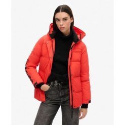Parka z kapturem ocieplana na miasto. Czerwone parki damskie Superdry., bez wzorów, eleganckie, z kapturem. W wyprzedaży za 444.95 zł.