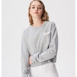 Bluza z kotem w kieszonce - Jasny szary. Bluzy damskie Sinsay. Za 29.99 zł.