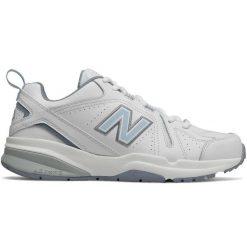 Buty sportowe New Balance WX608WB5 białe. Białe obuwie sportowe damskie bez wzorów, z materiału. W wyprzedaży za 611.45 zł.