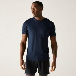 Męska koszulka z krótkim rękawem Tait, lekka i aktywna. Niebieskie koszulki sportowe męskie Regatta, m, bez wzorów, z bawełny, bez kołnierzyka, bez ramiączek, trekkingowe. Za 130.50 zł.