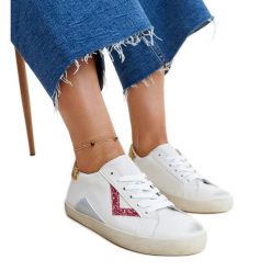 Białe sneakersy z efektem ,,znoszenia'' Gombola. Białe trampki i tenisówki damskie bez wzorów, bez zapięcia. Za 101.26 zł.