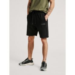SPODENKI SPORTOWE HUMMEL HMLLEGACY SHORTS. Czarne krótkie spodenki sportowe męskie Hummel, s, bez wzorów, z bawełny, na fitness i siłownię. Za 92.00 zł.