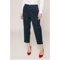 Tommy Jeans - Spodnie. Jeansy damskie marki Tommy Jeans. W wyprzedaży za 239.90 zł.