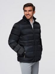 Pikowana męska kurtka z połyskiem i stójką – czarna V1. Czarne kurtki męskie Ombre Clothing, m, bez wzorów, z materiału, bez kaptura. Za 399.99 zł.