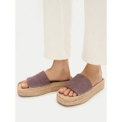 Klapki Calvin Klein. Brązowe espadryle damskie Calvin Klein, bez wzorów, bez obcasa, bez zapięcia. Za 262.99 zł.
