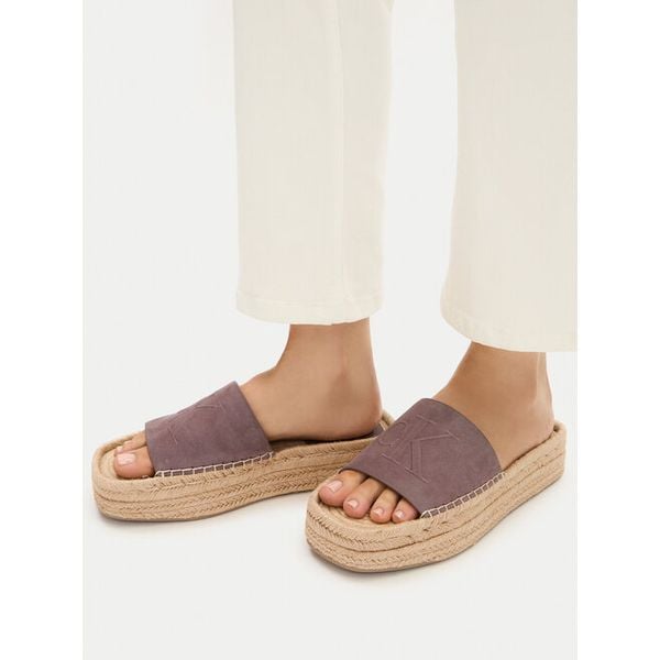 Klapki Calvin Klein. Brązowe espadryle damskie Calvin Klein, bez wzorów, bez obcasa, bez zapięcia. Za 262.99 zł.