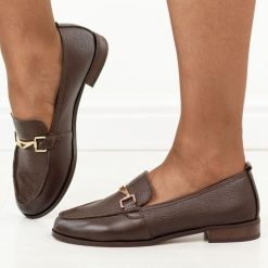 Brązowe groch skórzane Polskie mokasyny damskie Deoni D677. Brązowe mokasyny damskie Deoni, z jeansu, eleganckie. Za 439.00 zł.
