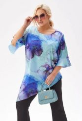Elegancka tunika Liliana z asymetrycznym krojem w niebiesko-fioletowe kwiaty PLUS SIZE XXL. Fioletowe bluzki damskie Moda Size Plus Iwanek, plus size, bez wzorów, z elastanu, eleganckie, z asymetrycznym kołnierzem, plus size, bez ramiączek. Za 239.90 zł.