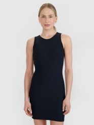 4F Sukienka mini z prążkowanej dzianiny damska - czarna L. Czarne sukienki damskie 4f, na co dzień, l, bez wzorów, z dzianiny, eleganckie, bez kołnierzyka, bez ramiączek, maxi, dopasowane. W wyprzedaży za 59.99 zł.
