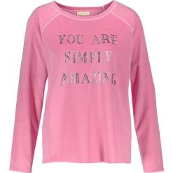 Koszulka w kolorze jasnoróżowym. Czerwone t-shirty damskie Gerry Weber, z nadrukiem, z bawełny, z okrągłym kołnierzem. W wyprzedaży za 86.95 zł.