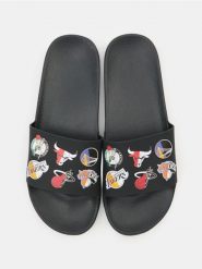 Klapki z aplikacjami 3D NBA - czarny. Czarne klapki męskie Sinsay. Za 39.99 zł.