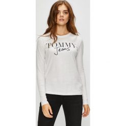 Tommy Jeans - Bluzka. Szare bluzki damskie Tommy Jeans, z nadrukiem, z bawełny, casualowe, z okrągłym kołnierzem. Za 159.90 zł.