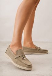 Jasnozielone Mokasyny z Imitacji Zamszu z Ozdobnym Przeszyciem i Zawieszką Veleyra. Zielone mokasyny damskie Born2be, z jeansu, biznesowe. Za 99.99 zł.