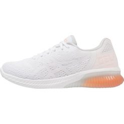 ASICS GELKENUN Obuwie do biegania treningowe white/apricot ice. Buty sportowe chłopięce marki Asics. W wyprzedaży za 370.30 zł.
