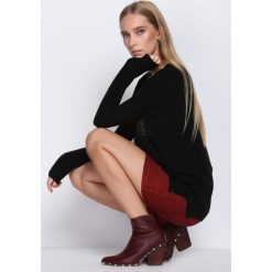 Czarny Sweter Does It Feel. Czarne swetry damskie Born2be, z okrągłym kołnierzem. Za 89.99 zł.